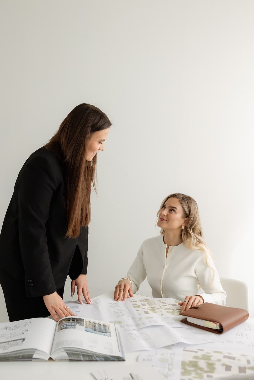 Anna-Sophie Weid und Larissa Stockmann in der Beratung